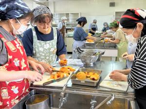 桃を切り分ける参加者