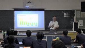 普及指導員が高校生に農業の現状を説明している写真