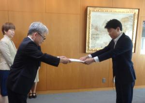 知事に勧告書を渡す安田委員長