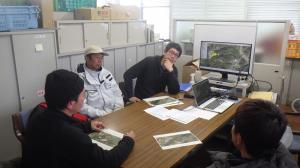 地図をみながら今後の活動を検討している写真