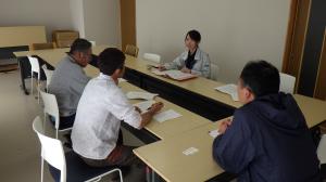 普及指導員が、参加者に白ねぎ栽培を説明しています