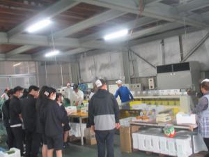 選果場を見学する高校生