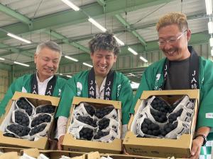 無事の出荷を喜ぶ生産者