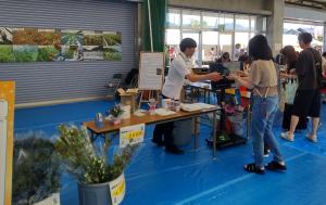 無料配布のりんどうを受け取る来場者