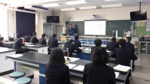 地元農業士が高校生に講演をしています