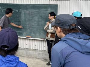 黒板を使って房づくりについて説明