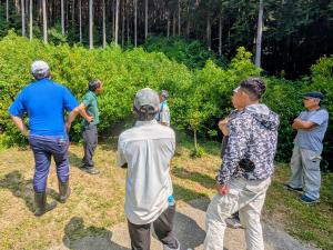 巡回ほ場のしきみを見る生産者