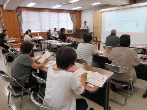 適切な包装資材の選び方を学ぶ参加者