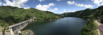 黒木ダムのダム湖の写真